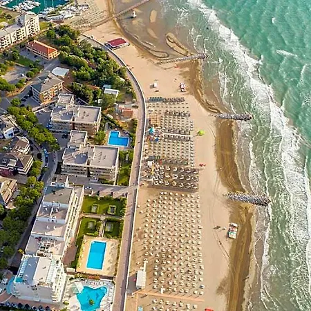 Hotel With A Wooden Design 600m From The Bibione